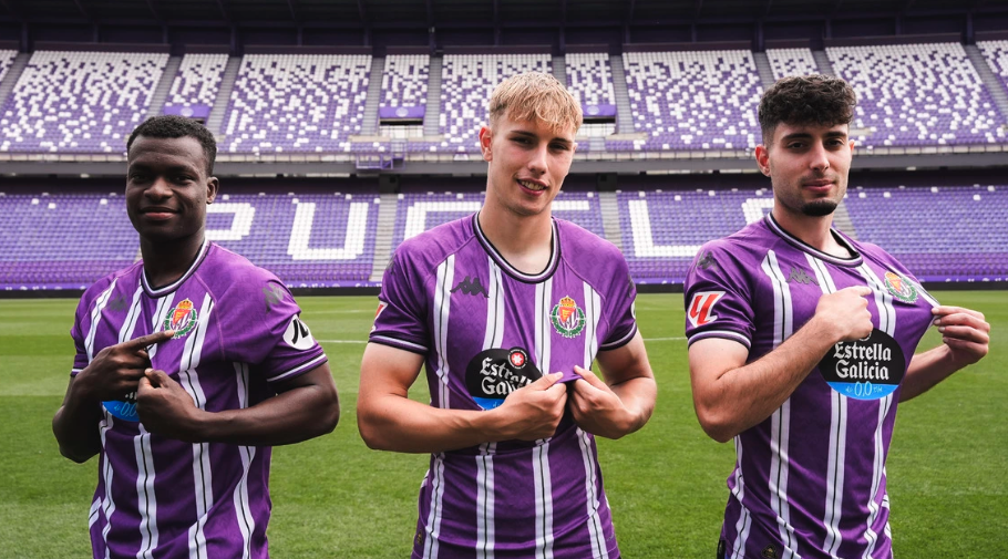 Jóvenes jugadores del Real Valladolid durante un partido